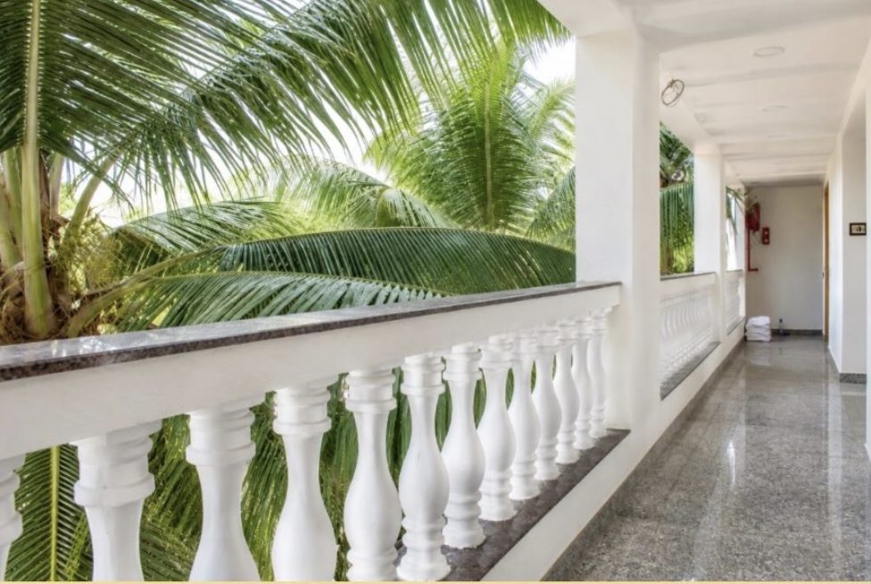 Palm-lined corridor at Savoy Suites Palacio