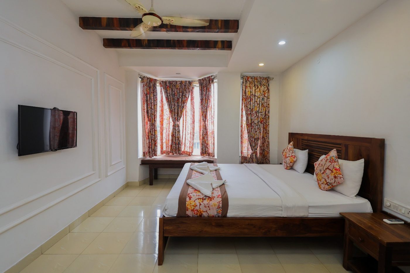 Room with window seat at Savoy Suites Palacio