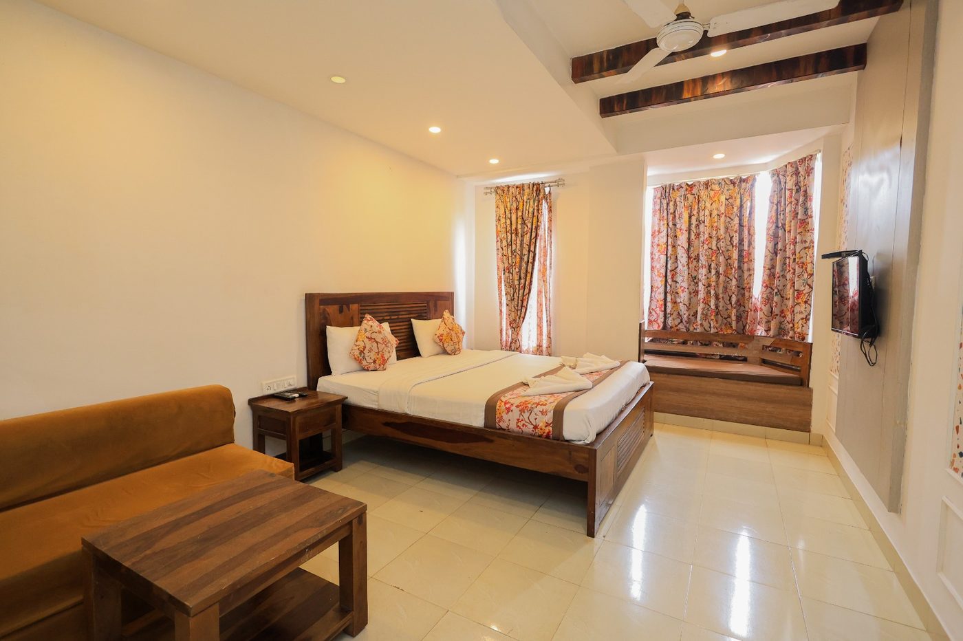 Room seating nook at Savoy Suites Palacio