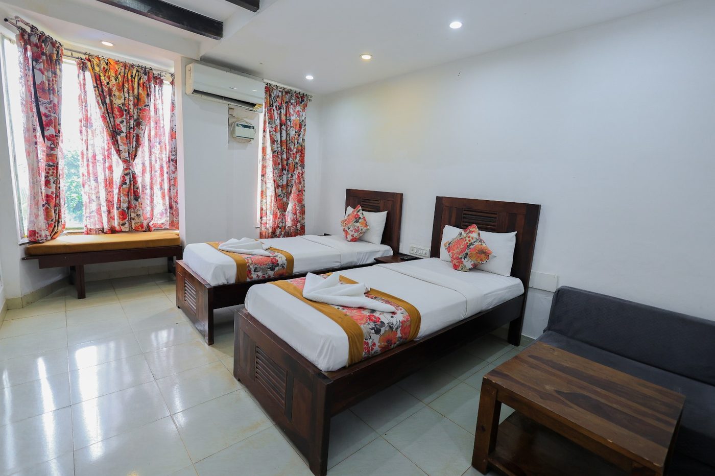 Twin Bed Room at Savoy Suites Palacio